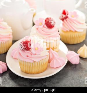 Vanille rose et framboise cupcakes Banque D'Images