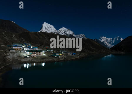 Dans l'Himalaya au Népal, la pleine lune la lumière sur les loges à Gokyo, avec Arakam Tse (6423 m) et le Cholatse (6335 m) en arrière-plan. Banque D'Images