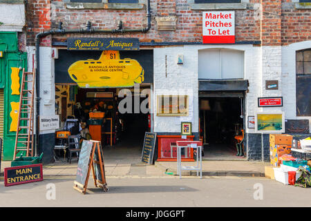 Entrée de Randall's antiques, d'un décrochage dans le célèbre marché aux puces de Barras de Glasgow, Glasgow, Écosse, Royaume-Uni Banque D'Images