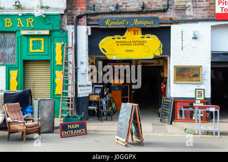 Entrée de Randall's antiques, d'un décrochage dans le célèbre marché aux puces de Barras de Glasgow, Glasgow, Écosse, Royaume-Uni Banque D'Images