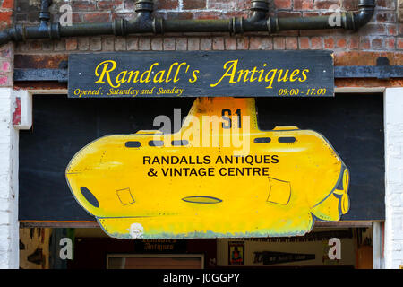 Signe de sous-marin, une boutique d'Antiquités Randalls et décroche à Glasgow's marché aux puces, les Barras. Glasgow, Écosse, Royaume-Uni Banque D'Images