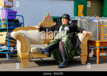 Femme assise sur une table aux Barras, célèbre marché aux puces de Glasgow, Glasgow, Écosse, Royaume-Uni Banque D'Images