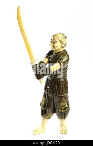 Netsuke antique guerrier japonais en ivoire et buis isolé sur fond blanc Banque D'Images