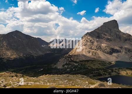 Dominant la vallée de l'embranchement nord de la rivière popo agie (à gauche) et le pic à tête de lézard (centre) dans la gamme de Wind River, shoshone fores national Banque D'Images