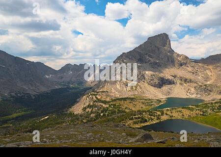 Donnant sur le cirque des tours (arrière-plan), lac de l'ours et pic à tête de lézard (droite) dans la gamme de Wind River, forêt nationale de Shoshone, Wyoming Banque D'Images