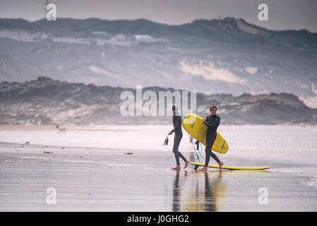 Gwithian Towans beach deux hommes transportant des planches de surf à l'autre activité de loisirs vacanciers Longboards Activité de Cornwall Banque D'Images