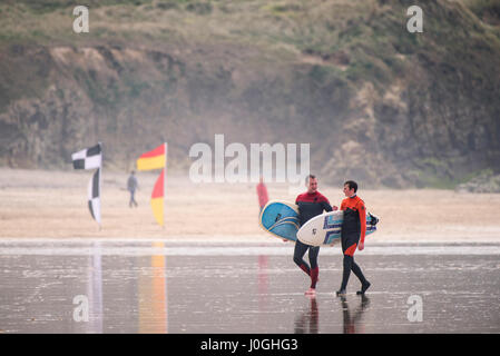 Gwithian Towans beach ; deux hommes surf ; randonnée pédestre ; réaliser des planches ; littoral ; ; ; les vacanciers Longboards activité de loisirs ; Maison de Vacances activité ; Terminé Banque D'Images