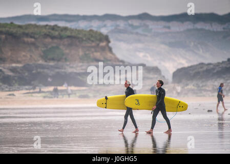 Gwithian Towans beach ; deux hommes surf ; randonnée pédestre ; réaliser des planches ; littoral ; ; ; les vacanciers Longboards activité de loisirs ; l'activité de vacances, Cornwall Banque D'Images