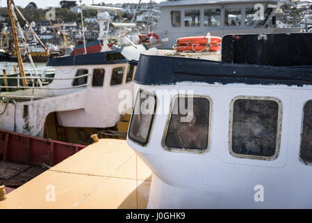 Bateau de pêche font face dans une fenêtre étrange étrange troublant troublant Mannequin Banque D'Images