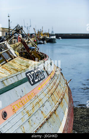 Port de pêche ; Newlyn, PZ513 ; excellent ; bateau de pêche bateau de pêche ; coque ; rupture ; être démantelés ; bateau de pêche historique ; Port ; Port ; lié Banque D'Images