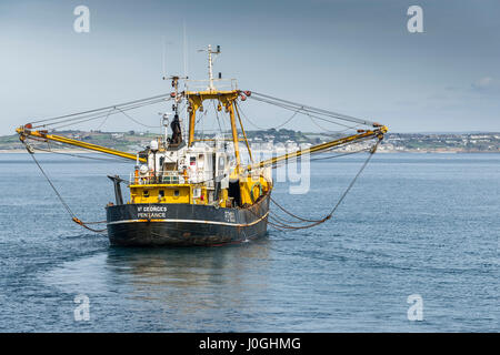 Chalutier de pêche en laissant l'industrie de la pêche bateau de pêche bateau de pêche Départ PZ1052 St Georges côte mer scène côtière Newlyn