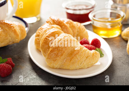 Des croissants frais avec du miel et de la confiture Banque D'Images