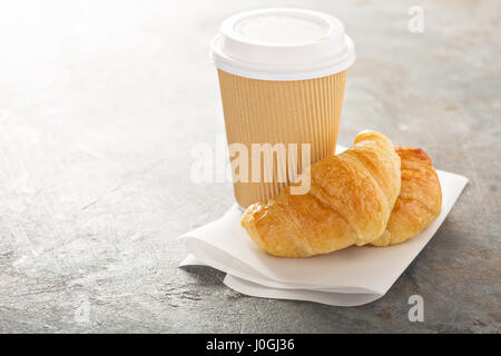 Les croissants avec du café pour aller Banque D'Images