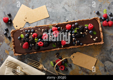 Tartelette ganache au chocolat avec les baies fraîches Banque D'Images