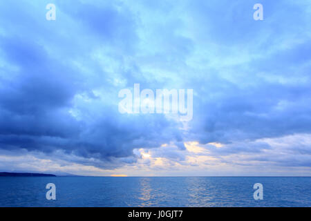 Le lever du soleil sur la mer Noire. Pitsunda, de l'Abkhazie. Banque D'Images