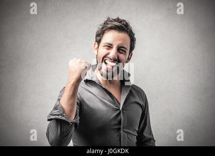 Homme barbu sentiment victorieux Banque D'Images