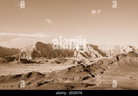 La vallée de Timna - espace historique est riche en minerai de cuivre, le sud-ouest de l'Araba, Israël. Sepia Banque D'Images