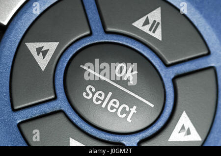 Sélection du bouton détail sur un dispositif de commande à distance de la télévision Banque D'Images