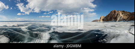 Le mouvement des nuages sur le lac glacé sur l'île d'Olkhon Baikal, région d'Irkoutsk, en Russie. Banque D'Images