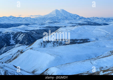 Lever du soleil dans les montagnes l'Elbrous, Nord du Caucase, en Russie. Banque D'Images