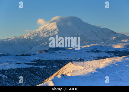 Lever du soleil dans les montagnes l'Elbrous, Nord du Caucase, en Russie. Banque D'Images
