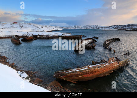 Cimetière de petits bateaux de pêche en Teriberke au lever du soleil. Région de Mourmansk, en Russie. Banque D'Images