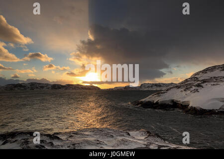 Lever du soleil sur la mer de Barents. Teriberka, région de Mourmansk, en Russie. Banque D'Images