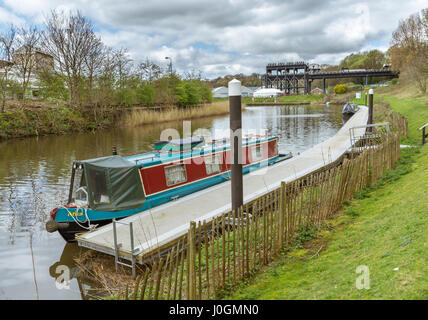 Vue de la rivière Weaver près de l'élévateur à bateau Anderton à Northwich, Cheshire Banque D'Images