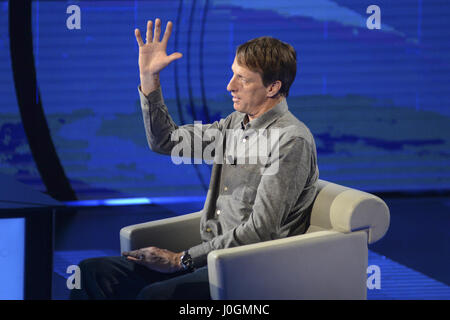 Tony Hawk, l'invité de l'émission italienne "Che tempo che fa", diffusée sur la chaîne de télévision d'État italienne Rai Tre à Milan. Avec : Tony Hawk Où : Milan, Lombardie, Italie Quand : 12 mars 2017 Credit : IPA/WENN.com **Uniquement disponible pour publication au Royaume-Uni, USA, Allemagne, Autriche, Suisse** Banque D'Images