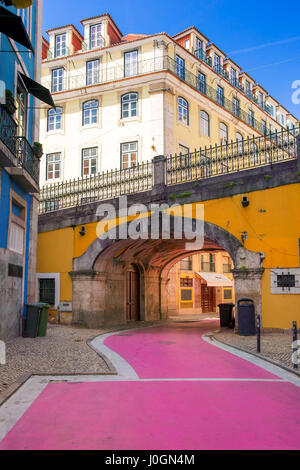 La célèbre zone piétonne de la rue rose de la Rua Nova do Carvalho dans le Cais do Sodre de Lisbonne, Portugal Banque D'Images