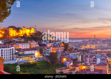 Le château de Sao Jorge, le centre historique de Lisbonne, le Tage et le pont 25 de Abril au coucher du soleil magnifique, Lisbonne, Portugal Banque D'Images