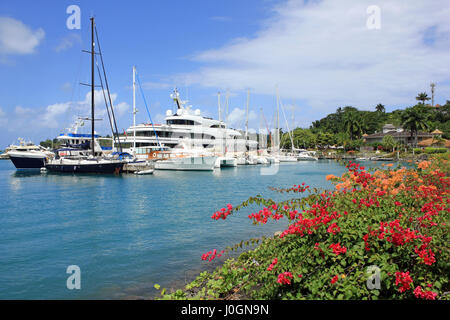 Luxury yachts amarrés à Errol Flynn Marina, Port Antonio, Jamaïque Banque D'Images