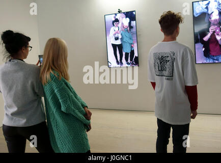 Visiteurs à Saatchi Gallery Exposition sur l'art de l', Londres selfies Banque D'Images