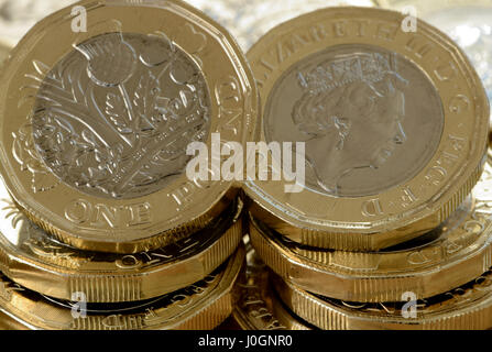 Nouvelle pièce de 1 € est 12 et recto verso est le plus sécurisé des coins dans le monde - La nouvelle pièce de 1 € est le bimétallique avec image latente qui change de £ symbole - 1h Banque D'Images