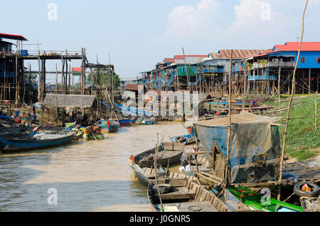 Bateaux amarrés le long de la rivière, Kampong Khleang, village sur pilotis, Tonle Sap lake, Siem Reap, Cambodge Banque D'Images