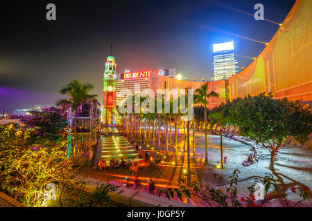 Hong Kong, Chine - décembre 5, 2016 : 3D populaires spectacle léger à bâtiments emblématiques de Hong Kong Cultural Centre et tour de l'horloge. Victoria Harbour waterfro Banque D'Images