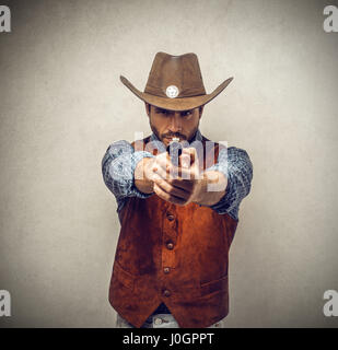 Cowboy homme pointant un pistolet sur vous Banque D'Images