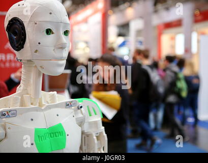 Hanovre, Allemagne. 21Th Mars, 2017. InMoov, première impression 3D Open Source robot grandeur nature, monté par le sculpteur français et designer Gael Langevin. CeBIT 2017, le salon des TIC, le plomb thème 'd !conomy - pas de limites'. Photocredit : Christian Lademann Banque D'Images