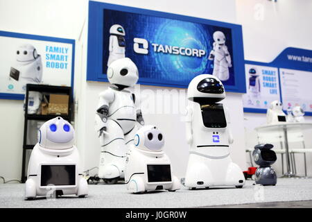 Hanovre, Allemagne. 21Th Mars, 2017. Des robots humanoïdes intelligents par 'Tanscorp Tanscorp» (Shenzhen Technology Co., Ltd, Chine). CeBIT 2017, le salon des TIC, le plomb thème 'd !conomy - pas de limites'. Photocredit : Christian Lademann Banque D'Images