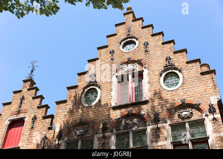 L'architecture traditionnelle belge-nid-de-Corbeau à épaulement gable ( étapes) et des tuiles en terre cuite à Bruges - Bruges - Belgique Banque D'Images