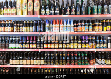 Bières Belges y compris célèbre Leffe la bière sur les tablettes en magasin à Bruges - Bruges - Belgique Banque D'Images