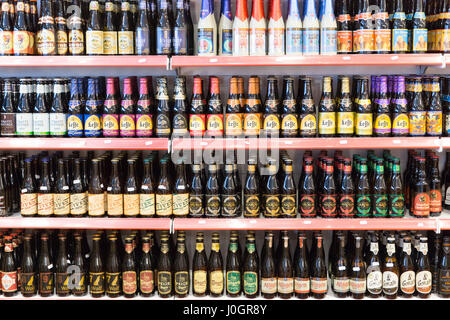 Bières Belges y compris célèbre Leffe bière lager et sur des étagères en vente en magasin à Bruges - Bruges - Belgique Banque D'Images