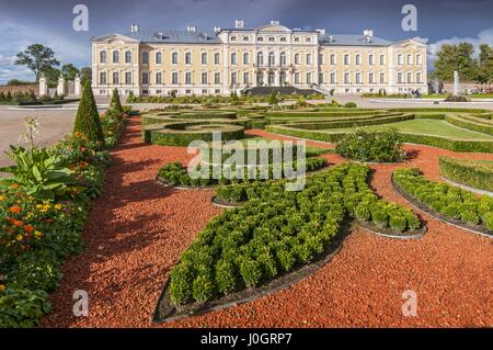 Le palais de Rundale, ancienne résidence d'été avec une noblesse lettone de beaux jardins autour de Banque D'Images