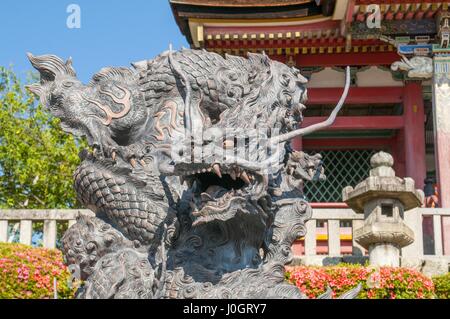 Le Dragon de la pierre au Temple Kiyomizu-dera domaine complexe à Kyoto, au Japon. Banque D'Images