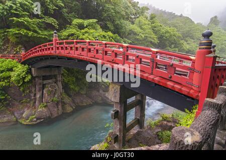 (Pont Shinkyo sacré) se situe à l'entrée de Futarasan Shrine à Nikko, Japon Banque D'Images
