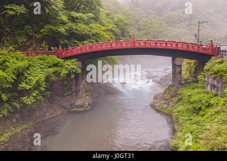 (Pont Shinkyo sacré) se situe à l'entrée de Futarasan Shrine à Nikko, Japon Banque D'Images