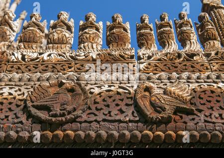 En plus de sculptures Shwenandaw Kyaung temple ou monastère Golden Palace à Mandalay, Myanmar Banque D'Images