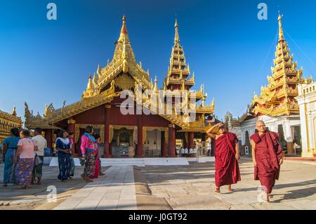 Les moines bouddhistes débutants balade autour du complexe sacré Shwezigon Paya, l'un des plus vénérés du Myanmar pagodes, dans Nyaung U, Bagan, Myanmar (Birmanie). Banque D'Images