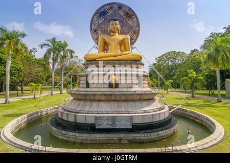 Beau paysage et golden Buddha statue in Viharamahadevi Park, Colombo, Sri Lanka Banque D'Images