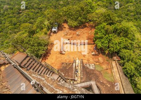 Vue en bas de l'escalier du Rocher de Sigiriya ou Lion Rock, un site du patrimoine mondial près de Dambulla, Sri Lanka Banque D'Images